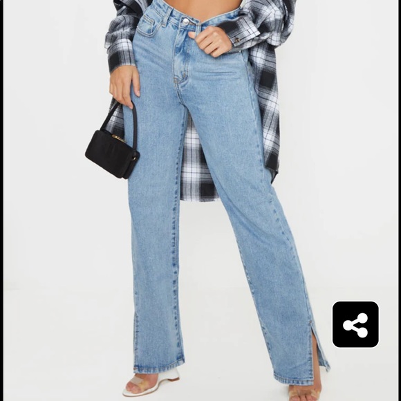 PrettyLittleThing Petite Light Wash Split Hem Jean - Picture 3 of 4